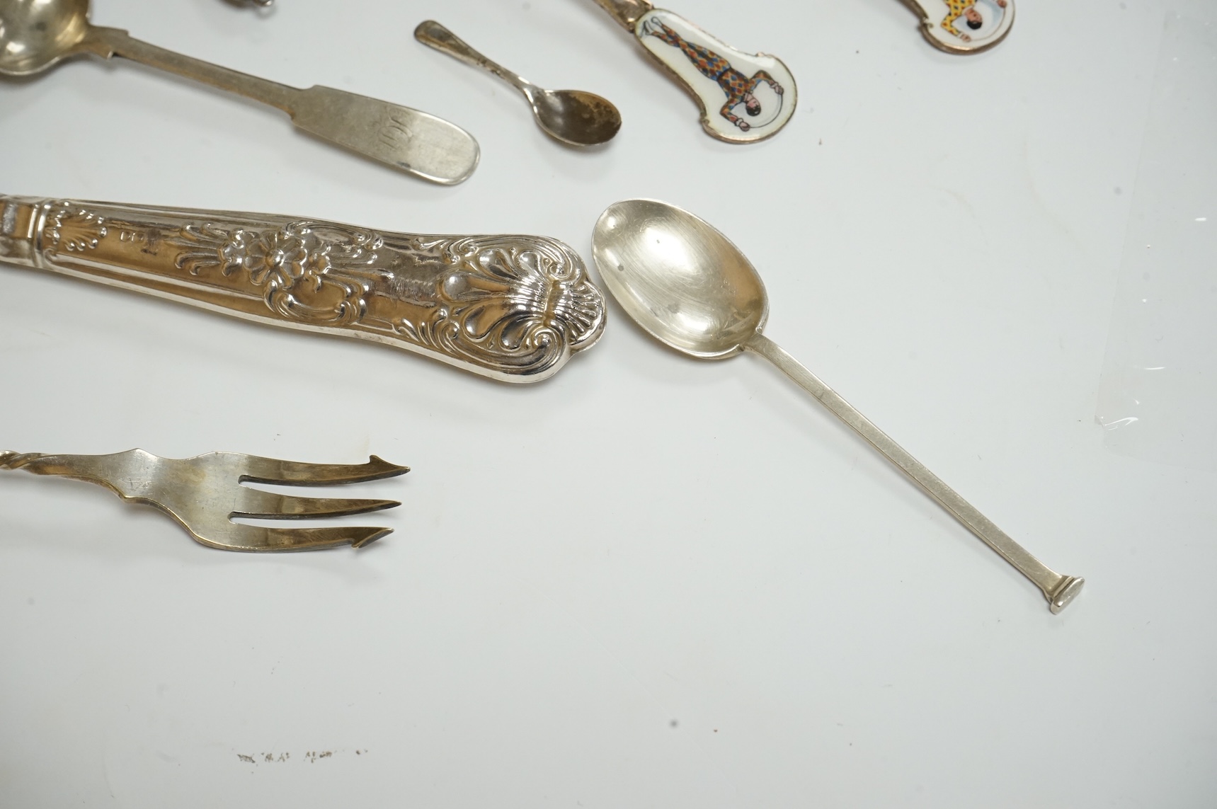 A late Victorian repousse silver mounted rectangular easel mirror, Birmingham, 1896, 35.7cm(a.f.), together with a modern silver mounted photograph frame, a silver handbag mirror/compact, three mounted glass toilet jars,